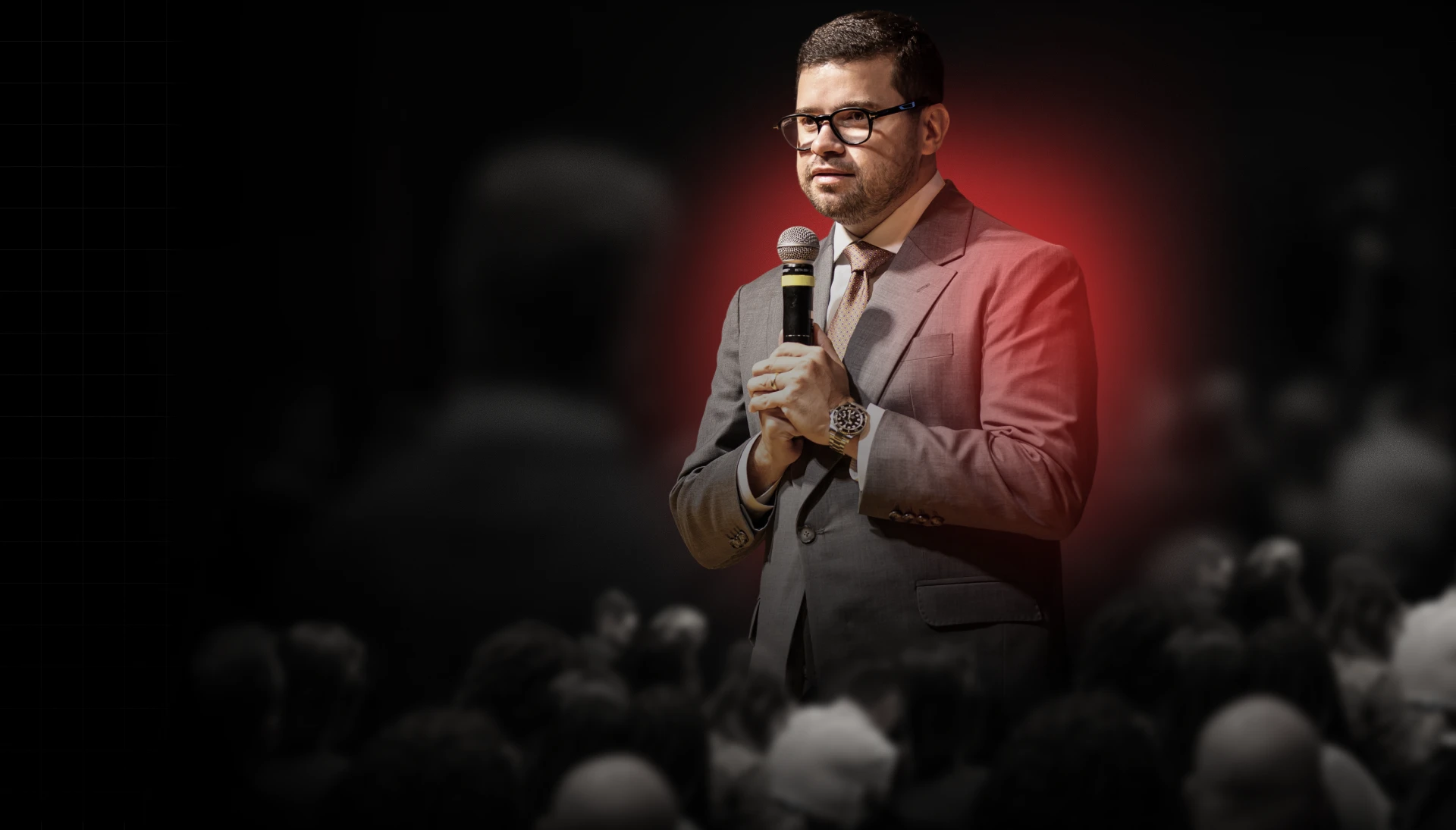 Vinicius Nunes no palco com microfone